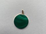 un pendentif en pierre verte muni d'une bélière plaquée or