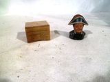 une petite boîte en bois et une petite figurine dans le sable