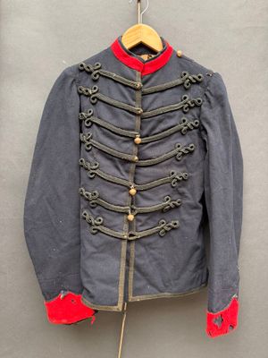 une photo d'une veste militaire accrochée à un mur
