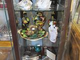 une vitrine en verre contenant de nombreux objets