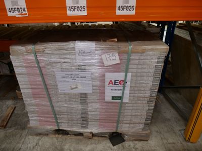 une grande pile de cartons sur une palette dans un entrepôt