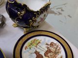 plusieurs assiettes et bols posés sur une table