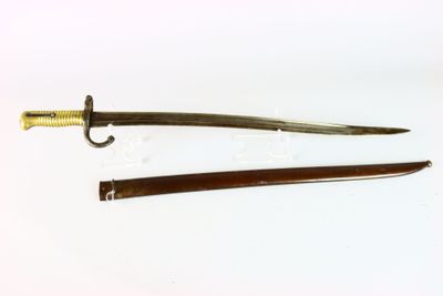 une paire d'épées anciennes sur fond blanc, avec une poignée en bois