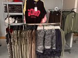 un portemanteau rempli de vêtements dans un magasin de vêtements