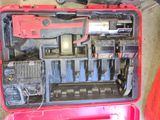 une caisse à outils rouge avec des outils sur le sol