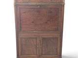 une image représentant une armoire en bois avec des tiroirs et une porte
