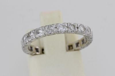 gros plan d'une bague en diamant sur une surface blanche