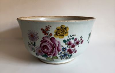 un bol orné de fleurs peintes, posé sur une table