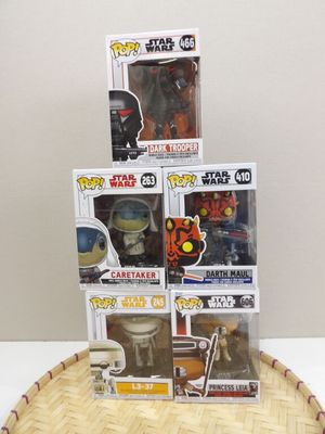 Les figurines Pop en vinyle de Star Wars sont empilées les unes sur les autres