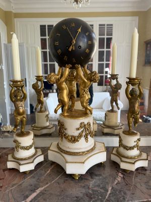 une horloge posée sur une table
