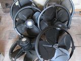 une pile de pales de ventilateur posée sur le sol à côté d'une porte