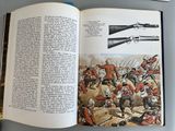 un livre ouvert à la page où figure une illustration représentant une scène militaire