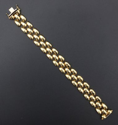 un bracelet en or 18 carats muni d'un fermoir à bille