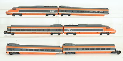 quatre vues différentes d'un train miniature exposé