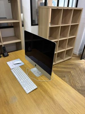 un bureau équipé d'un ordinateur et d'un clavier