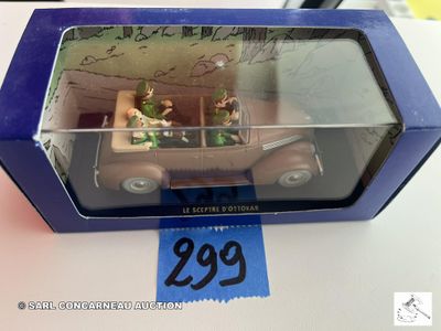 une boîte contenant une petite voiture, posée sur une table