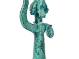 une image représentant une statue de femme à cornes sur fond blanc