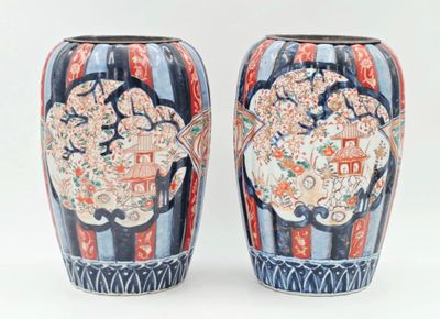 deux vases posés côte à côte sur une surface blanche