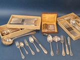 plusieurs articles d'argenterie, notamment des fourchettes, des cuillères, des cuillères et une boîte