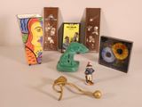 many different items that are sitting on a table