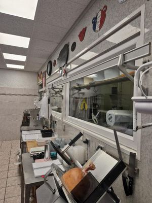 une cuisine avec de nombreux plans de travail et de nombreux appareils électroménagers