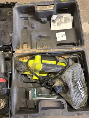 une boîte à outils contenant des outils, posée sur le sol