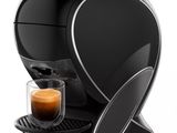 une machine à café noire sur laquelle est posée une tasse de café
