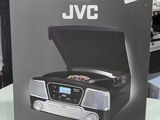 une boîte contenant un lecteur CD, posée sur une table