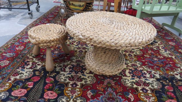 Table basse et tabouret en rotin tressé.