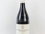 une bouteille de vin posée sur une table