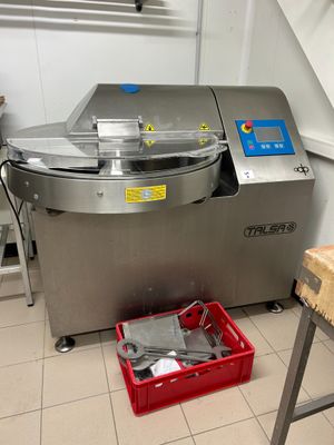 a machine that is sitting on the floor in the kitchen