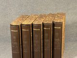 six livres alignés sur une surface grise