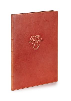 un livre en cuir marron avec un logo sur la couverture