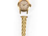 l'image d'une montre-bracelet en or entourée d'une chaîne