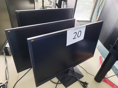 trois écrans posés sur une table, avec une étiquette de prix dessus