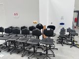 un grand nombre de chaises dans une pièce