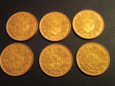 quatre pièces d'or sur lesquelles est gravé un blason