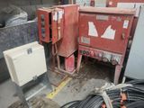 une machine rouge qui se trouve au milieu d'une pièce