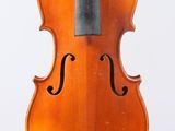 un gros plan d'un violon posé sur un pupitre, sur fond blanc