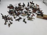 un grand nombre de figurines posées sur une table