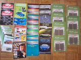 de nombreux magazines et brochures éparpillés sur le sol