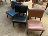 beaucoup de chaises posées par terre