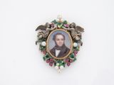une photo d'une broche sur laquelle figure le portrait d'un homme