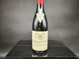 une bouteille de vin posée sur une boîte noire