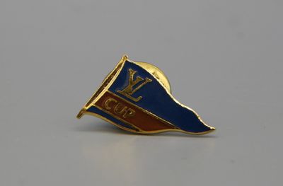 Louis Vuitton, 1 pins Louis Vuitton Cup, figurant un drapeau