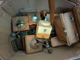 un carton rempli de vieux bagages et d'autres objets