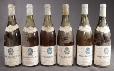 six bouteilles de vin sont alignées sur une table