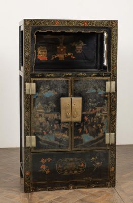 un meuble noir orné d'un tableau, dans une pièce