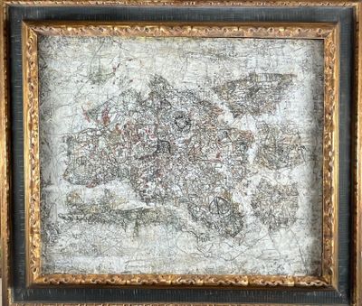 une vieille carte du monde est exposée dans un cadre doré
