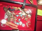 un écrin noir contenant tout un tas de bijoux
